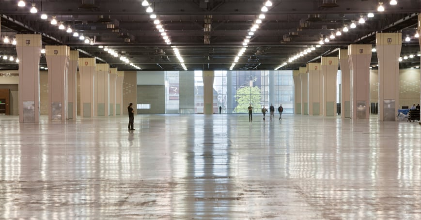 Les participants du CPHI parcourent les couloirs du Pennsylvania Convention Center pendant le CPHI 2024.